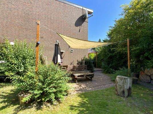 Seitenansicht und Terrasse