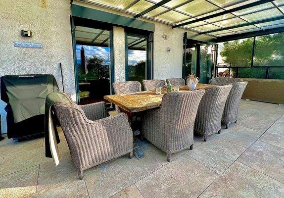 Außen_Großzügige Sonnenterrasse.jpg