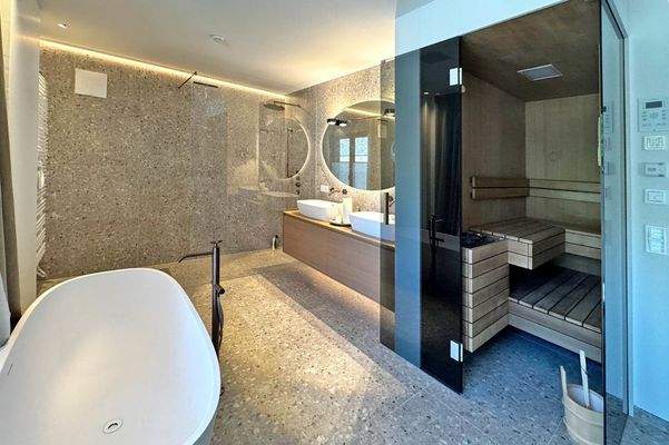 ... mit luxuriösem Bad en suite und integrierter Sauna