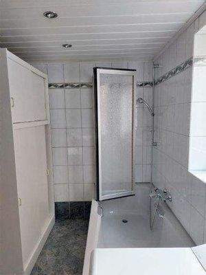 Wannenbad mit Fenster im EG