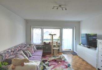 Wohnzimmer mit Balkonzugang