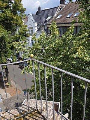 Balkonaussicht zur Straße