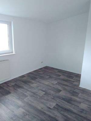 Leeres Zimmer mit Fenster