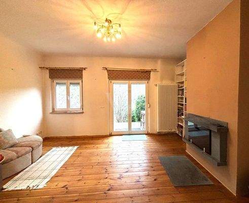 Kaminzimmer mit Ausgang in Garten