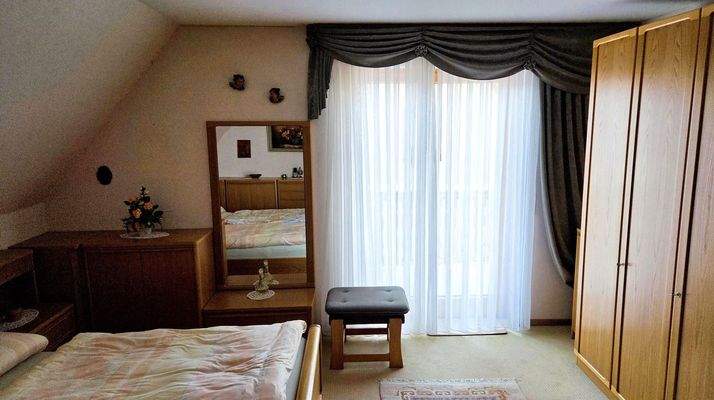 Eltern mit Balkonzugang im OG