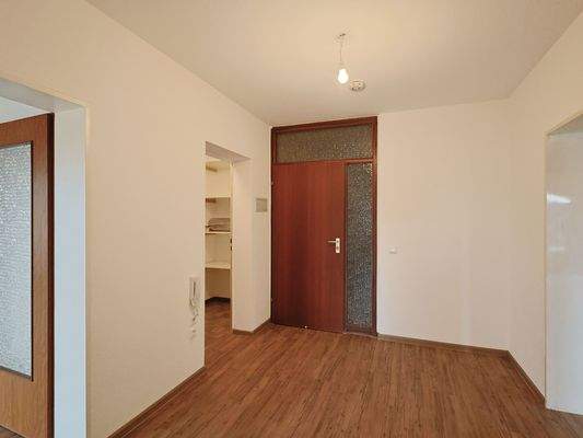 Geräumiger Eingangsbereicht mit großem Abstellraum