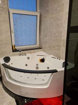 Großes Bad mit Whirlpool-Wanne