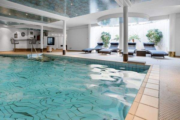 Eleganter Spabereich mit Pool