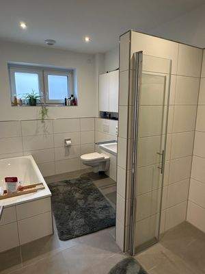 Modernes Badezimmer