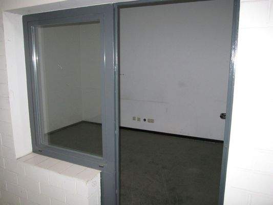 Innenliegendes Hallenbüro
