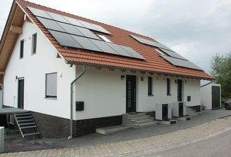 Neuwertige, große Doppelhaushälfte..
