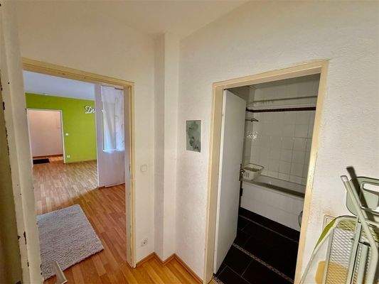 kleiner Raum vor dem Bad