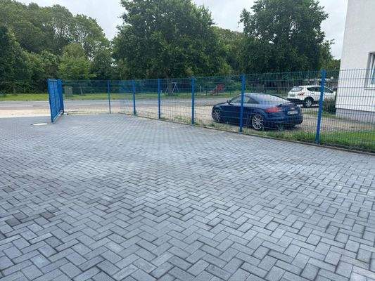 Parkplatz hinter dem Objekt