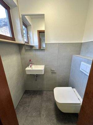 Modernes Gäste-WC mit Komfort: Lichtdurchflutet und zeitgemäß gestaltet