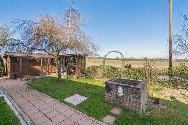 Feldblick und Sauna im Garten