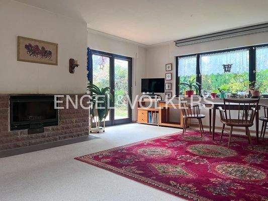 Wohnzimmer mit Kamin