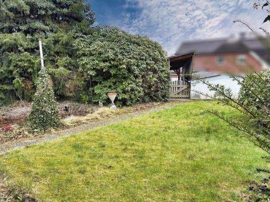 von der Terrasse in den Garten