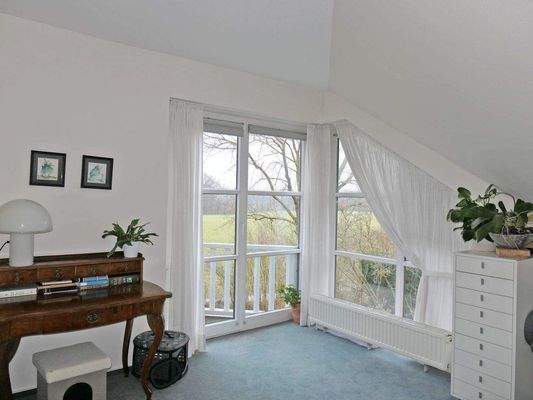 Kinderzimmer mit Tür zum Balkon