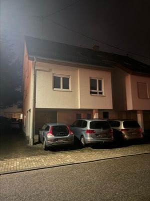 Haus mit Stellplätzen.