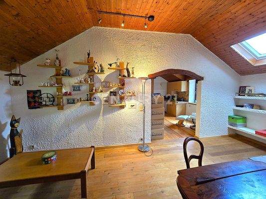 Großes Wohnzimmer der Whg. OG links mit Blick zur Küche