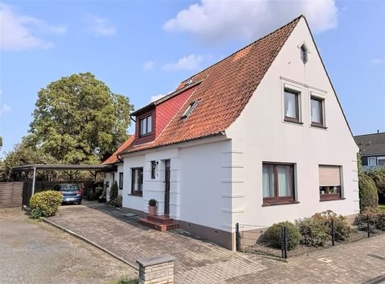 Ansicht Straße mit Carport