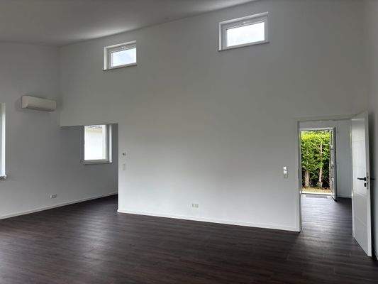 Wohnzimmer, Blick in Richtung Küche und Flur