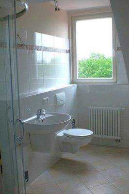 Badezimmer mit Dusche und Badewanne