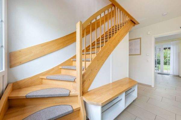 geräumiger Flur mit Holztreppe