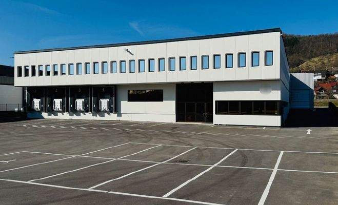 Außenansicht mit Parkplätzen