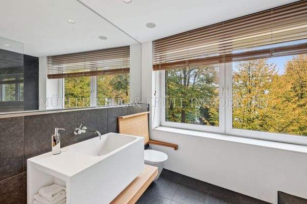 backbone_577089-B_025_HD