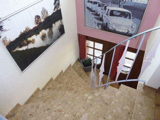 Treppe von der Wohnebene ins Sockelgeschoss