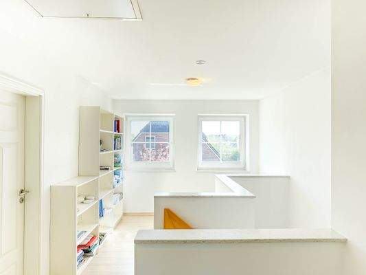 Galerie mit Treppe im Obergeschoss