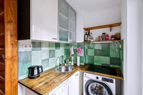 Effizienz trifft Lebensqualität: Eine voll ausgestattete Küche mit Balkon