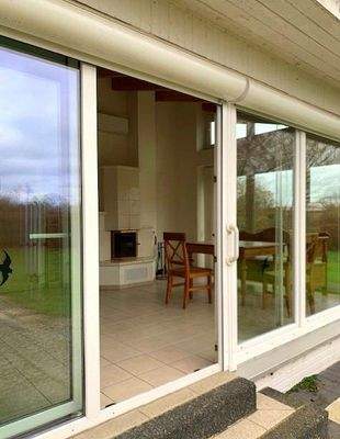 Schiebetür zur Seitenterrasse
