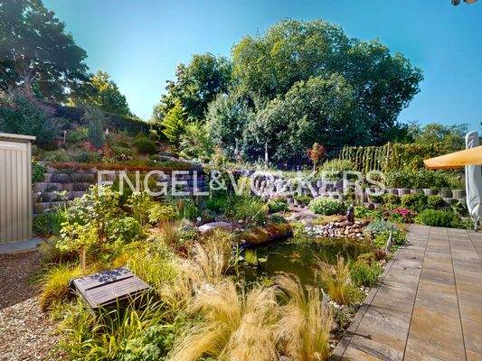 Wunderschöner Garten mit Teich