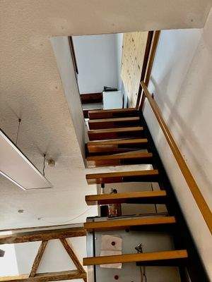 Schick eingepasst, eine schmale Treppe führt zum zweiten Dachgeschosszimmer