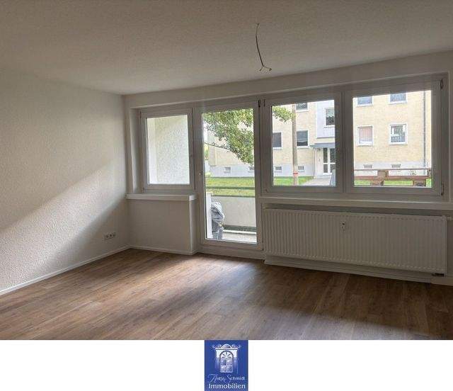 Sonnige Wohnung mit großem Balkon in ländlicher Umgebung! Modern renoviert! - Photo 1