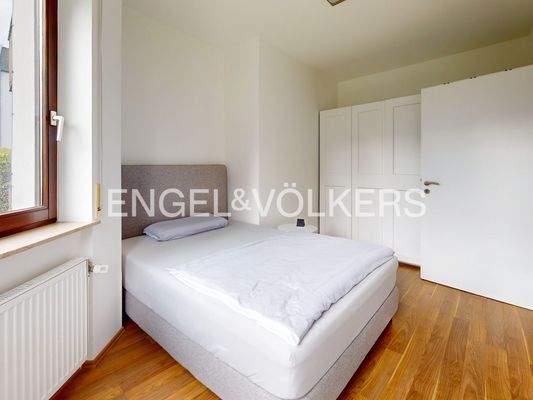 Schlafzimmer mit Schrank