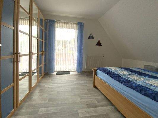 Schlafzimmer mit Zugang zum Balkon