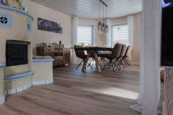 Blick vom Wohnzimmer ins Esszimmer im EG