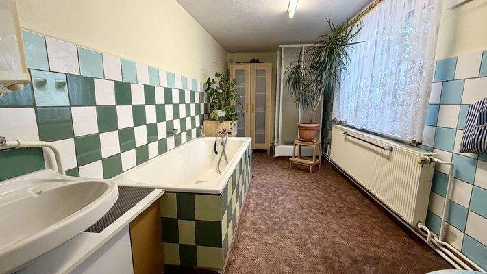 Badezimmer mit großem Fenster im EG