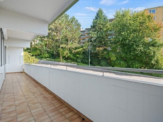 großer überdachter Balkon