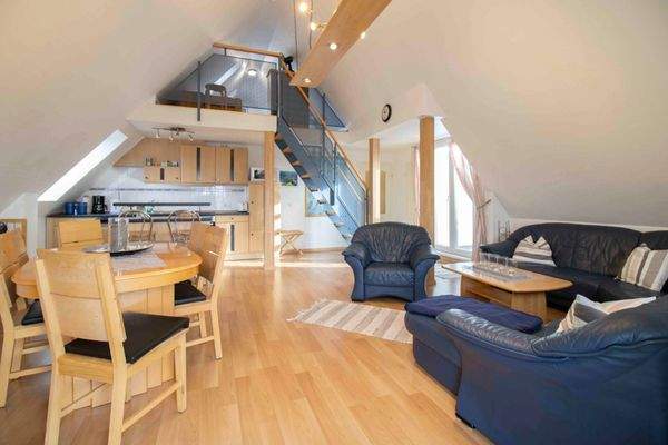 Blick in den Wohnbereich mit Empore