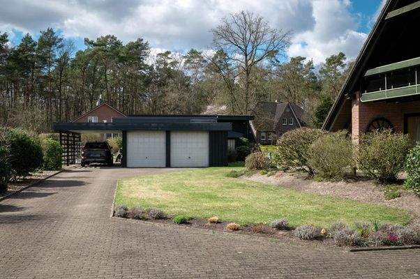 Zufahrt, Carport und Garagen