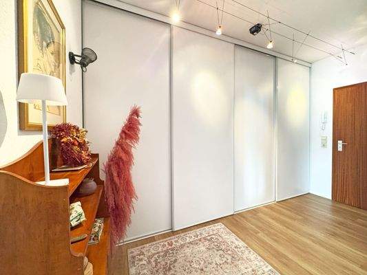 Blick auf den Wandschrank im Eingangsbereich