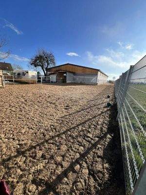 Kleiner Platz mit Blick auf die Reithalle