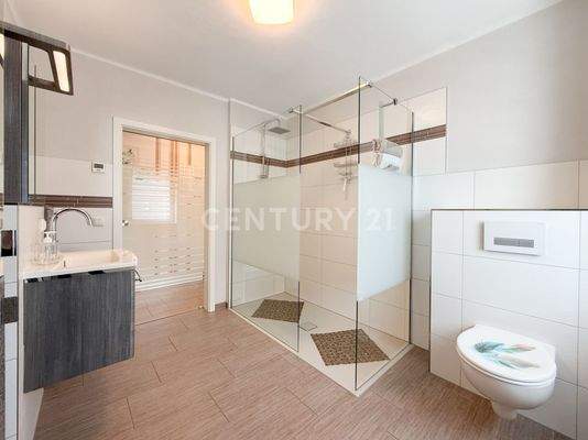 Modernes Badezimmer im Erdgeschoss