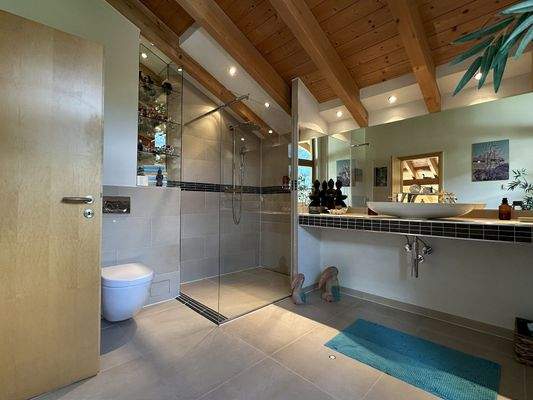 Badezimmer 1 im Obergeschoss