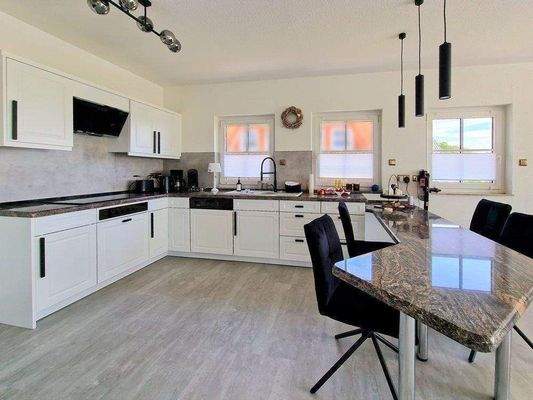 Große offene Küche mit Sitzgelegenheiten