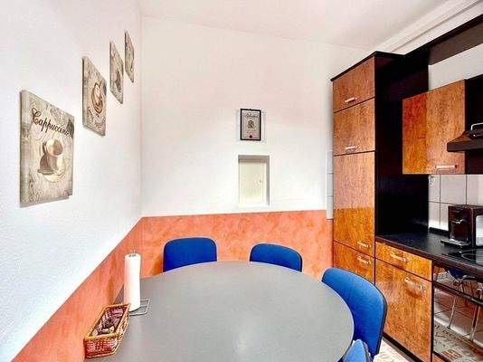 Küche mit Tisch und Stühlen